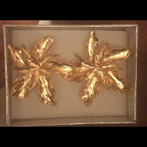 Gorgeous Gold Flower Statement earrings - Picture 6 of 6